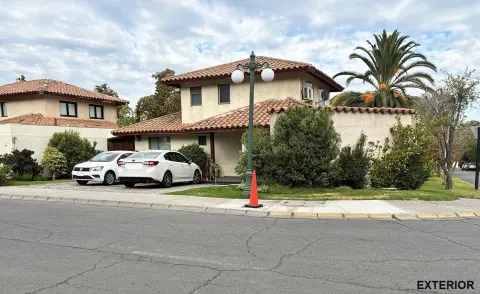 Casa en condominio Av Ensenada Peñalolen